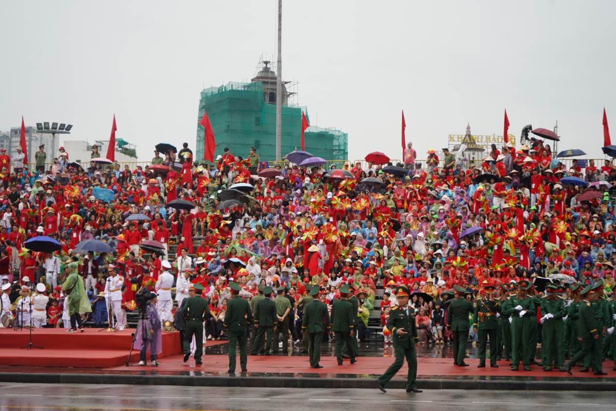 Khan dai Quang truong trung tam Hai Phong dong nghet nguoi luc 6h sang. Ảnh: Mai Dung