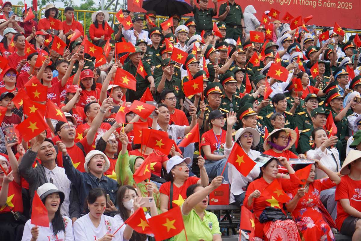 Hang van nhan dan TP Hai Phong mong cho chuong trinh dieu hanh lon nhat trong nam. Ảnh: Mai Dung