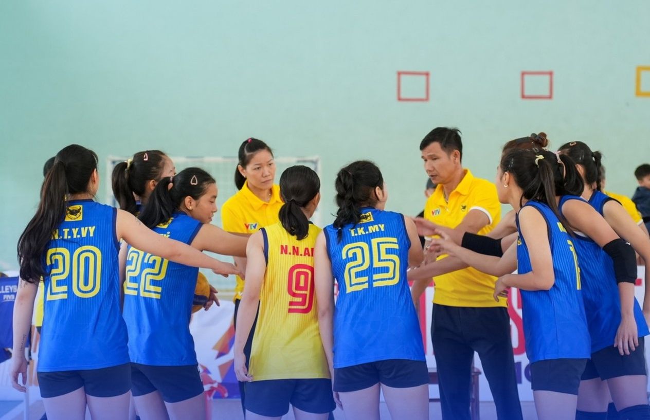 Huan luyen vien Ngoc Hoa la nguoi truyen lua cho cac cau thu Tre VTV Binh Dien Long An. Anh: VTV BDLA