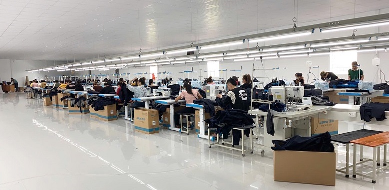 Công ty Cổ phần Dệt may Hải Hậu cần tuyển thêm số lượng lớn lao động để mở thêm xưởng mới. Ảnh: Minh Hương. 