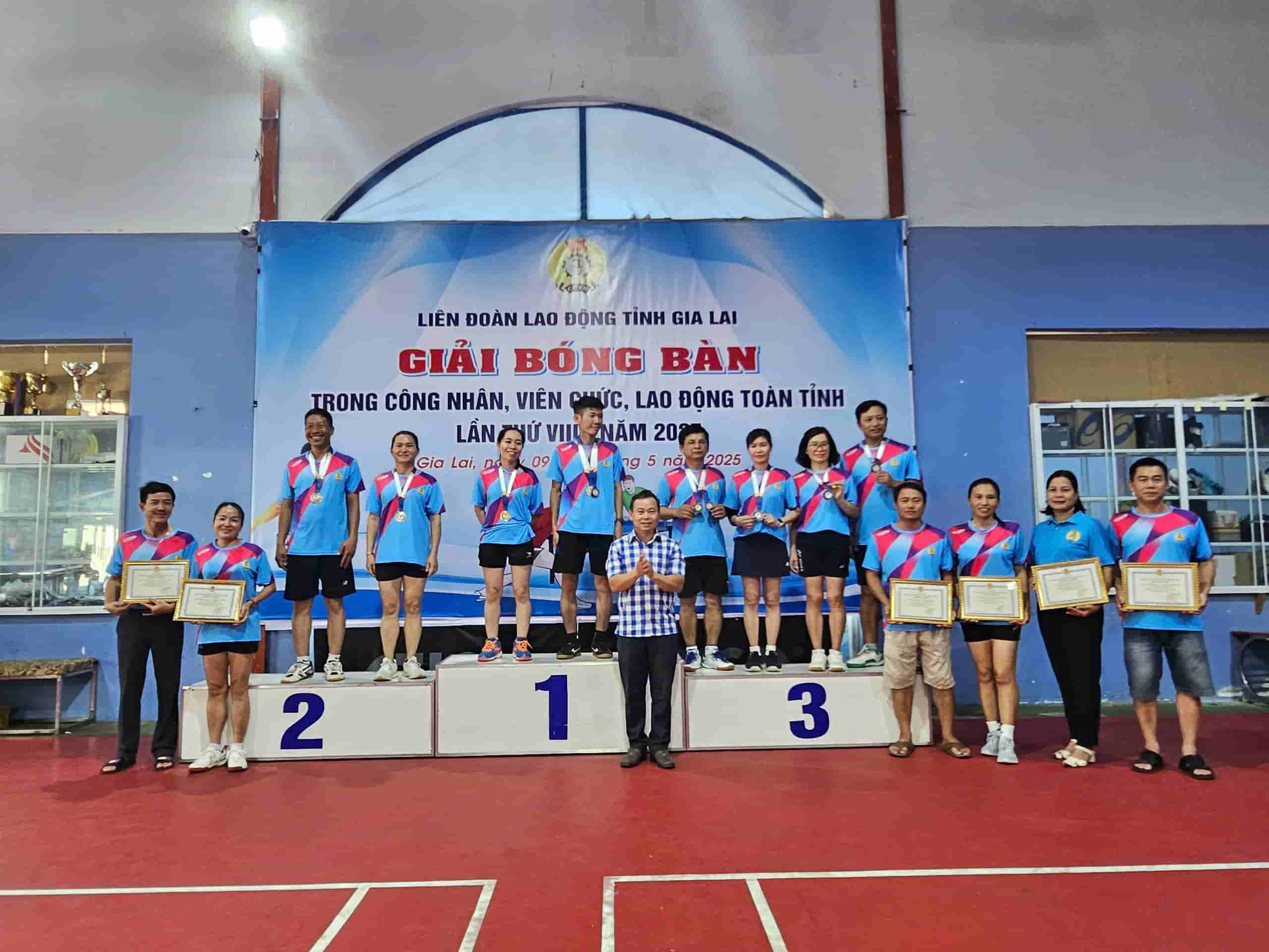 Trao giải và bằng khen cho các vận động viên. Ảnh: Thanh Tuấn 