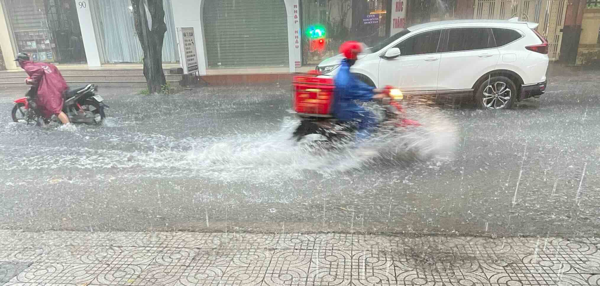Las lluvias causaron inundaciones en varias calles del centro de la ciudad de Dong Huai a las 11.5 am. Imagen: El amanecer