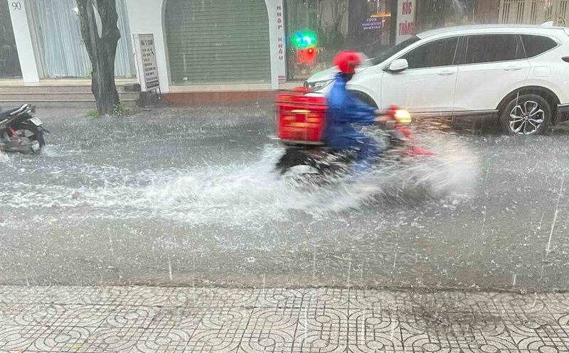 Heavy rain caused flooding on many central roads of Dong Hoi City on the morning of May 11. Photo: Cong Sang