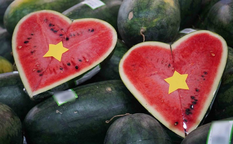 Watermelon helps provide good water for people with diabetes. Graphics: Ha May