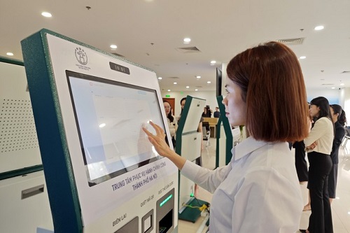 La gente realiza los tramites administrativos en el Centro de Servicio Administrativo de la Ciudad de Hanoi. Imagen de Fu Khai