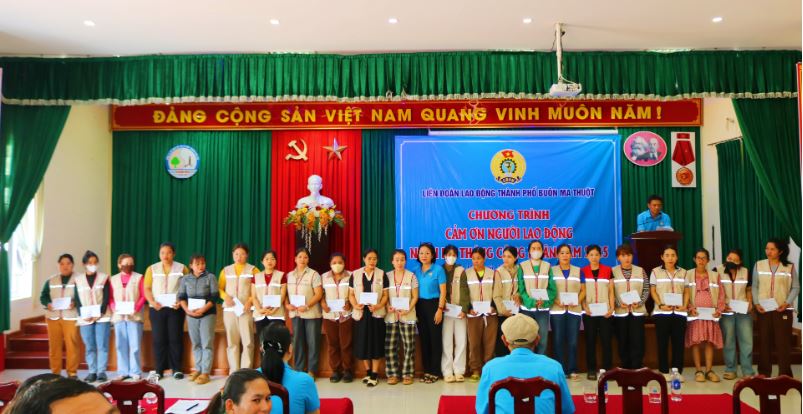 Los lideres de la Union de Trabajadores de la ciudad de Buom Thuot, provincia de Da Nang, entregaron regalos a los trabajadores. Imagen de Huang Jian