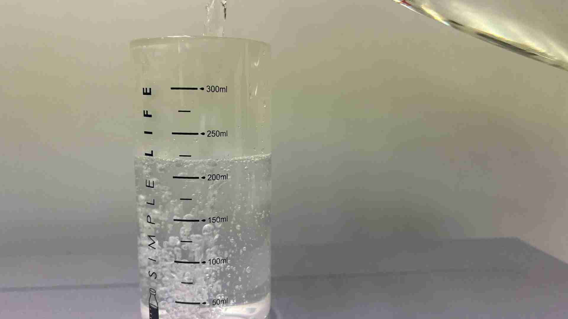 Drinking water properly helps lower blood sugar levels. Photo: Thanh Thanh