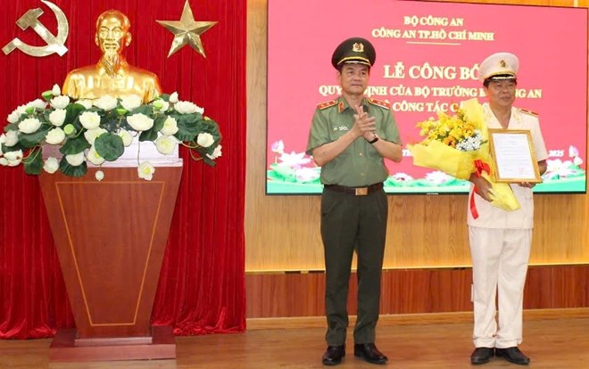 El general de division Nguyen Thanh Huong (derecha) recibio la decision de volver a nombrar al subdirector de la Policia de la ciudad de Hubei. Imagen de la ciudad de Chi Ji