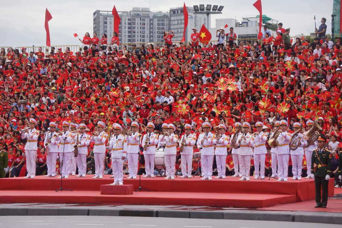 Chuong trinh duyet doi ngu, dieu hanh ki niem 70 nam ngay Giai phong Hai Phong dien ra trong sang 11.5. Ảnh: Mai Dung