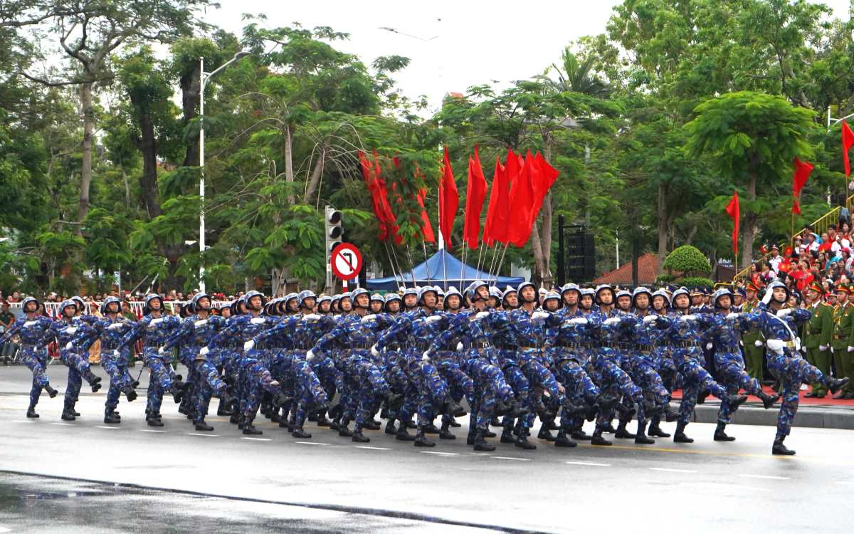 Cac khoi duyet doi ngu, dieu hanh theo tuyen Tran Hung Dao - Quang truong Nha hat thanh pho - Quang Trung - phia truoc Tuong dai Nu tuong Le Chan - Nguyen Duc Canh - Tran Phu.