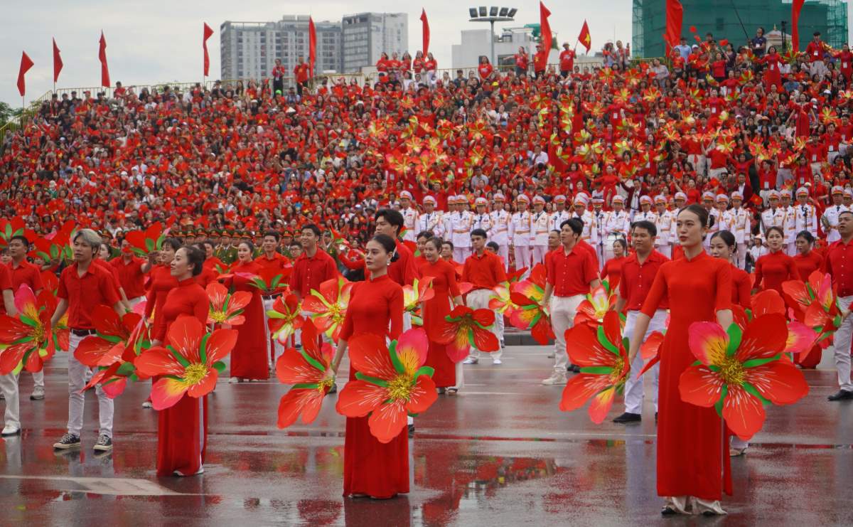 Truoc man duyet doi ngu, dieu hanh, chuong trinh mo dau bang tiet muc bieu dien dai hop xuong voi su tham gia cua hang van nguoi dan, nghe si va nghe si khong chuyen voi bai hat “Thanh pho Hoa Phuong Do”.