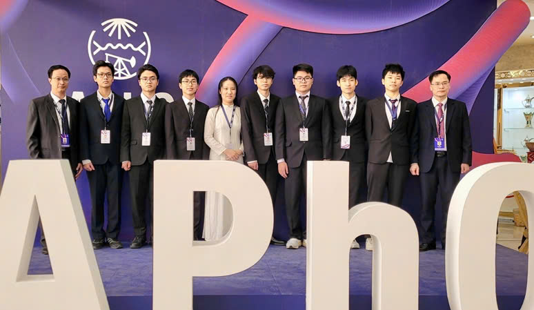 Từ trái qua: PGS.TS Đặng Đức Vượng (phó trưởng đoàn), các học sinh Thiện Nhân, Bá Khôi, Trung Hiếu, Phương Anh, Công Vinh, Đức Dũng, Quang Triết và Thế Quân, GS.TS Lục Huy Hoàng (trưởng đoàn). Ảnh: MOET  