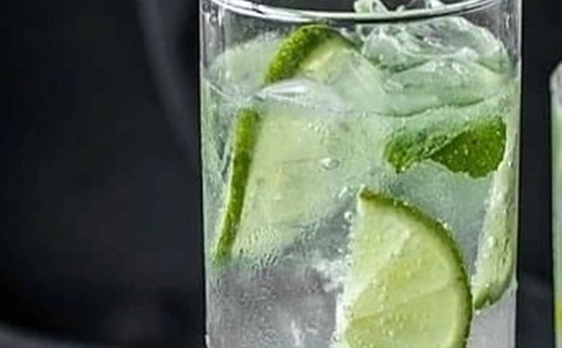 Soaked fruit juices like lemon can help detoxify the liver. Photo: Thu Thuy