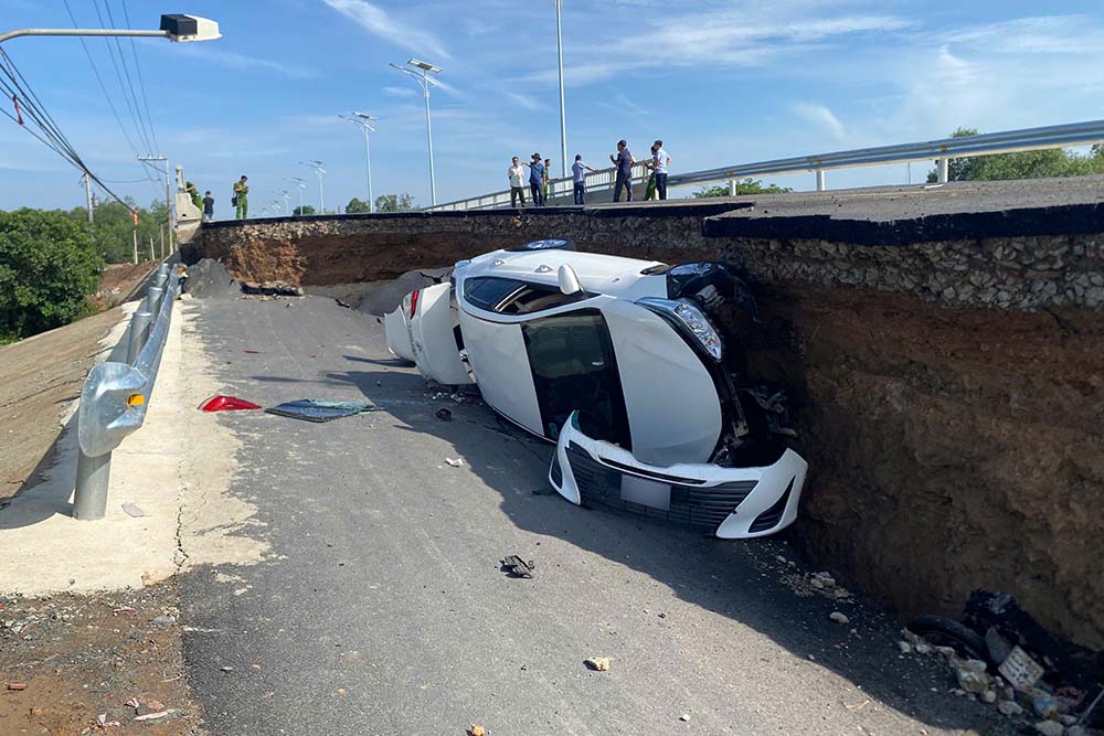 El coche se volco por el derrumbe de un puente en West Ninh. Imagen de la pelicula