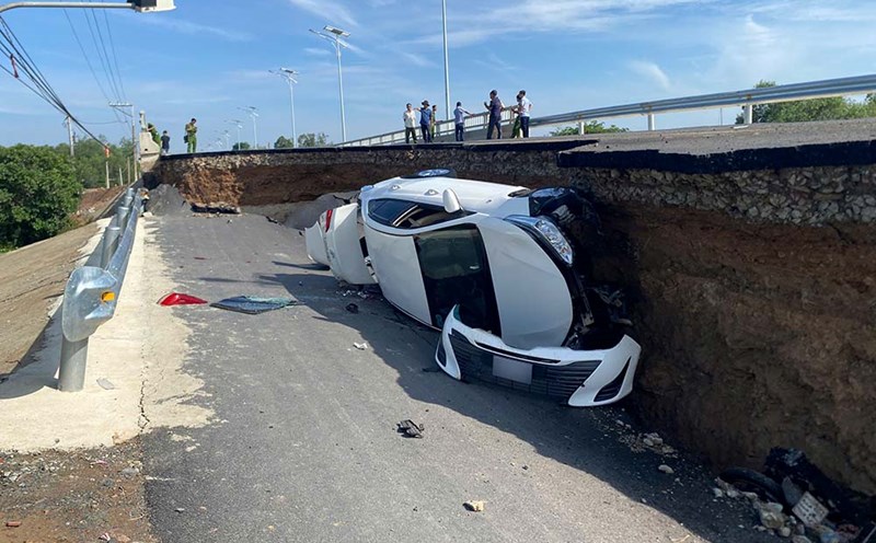 Car overturned due to bridge subsidence in Tay Ninh. Photo: Thanh Vu