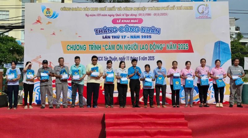 Cong doan cac Khu che xuat va cong nghiep TPHCM tang qua cho cac doan vien, cong nhan lao dong bi benh hiem ngheo, co hoan canh kho khan. Anh: Nam Duong