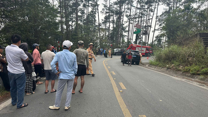 Tuyen duong len Khu du lich Tam Dao dai 13-14 km, co nhieu deo, khuc cua nen thuong xuyen xay ra tai nan giao thong. Anh: An Vi