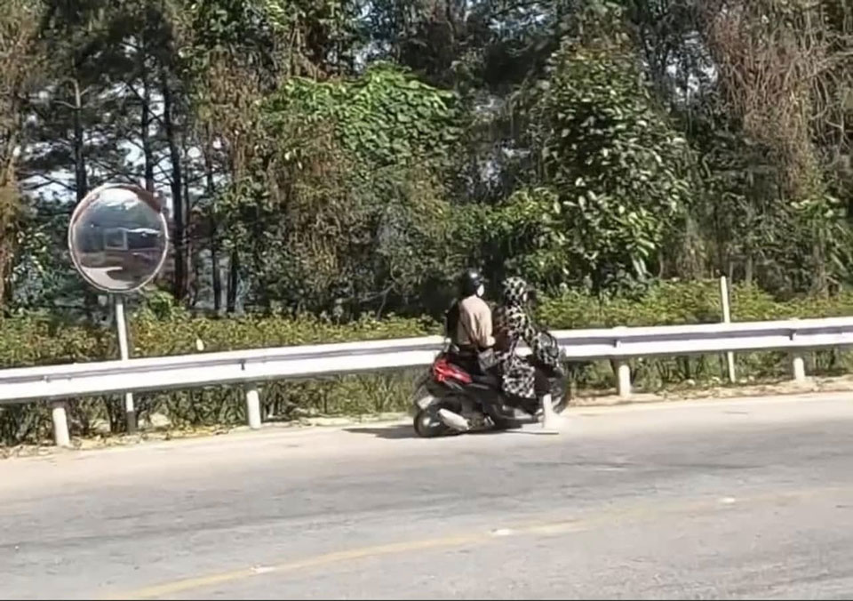 Hai co gai da bi hat vang ra khoi xe khi do deo Tam Dao. Anh: Nguoi dan cung cap