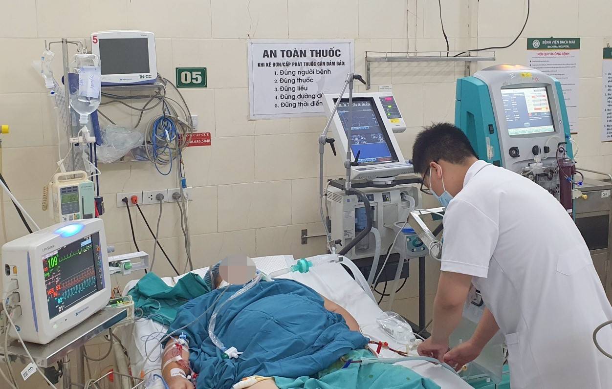 Treating a patient with dengue fever at Bach Mai Hospital. Photo: Nguyen Ha