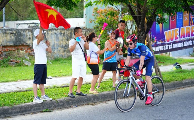 International fans cheer on the largest IRONMAN 70.3 in Southeast Asia in Da Nang. Photo: Tran Thi