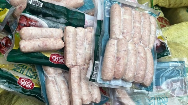 The sausages of unknown origin were discovered and arrested by the authorities. Photo: Hanoi Police