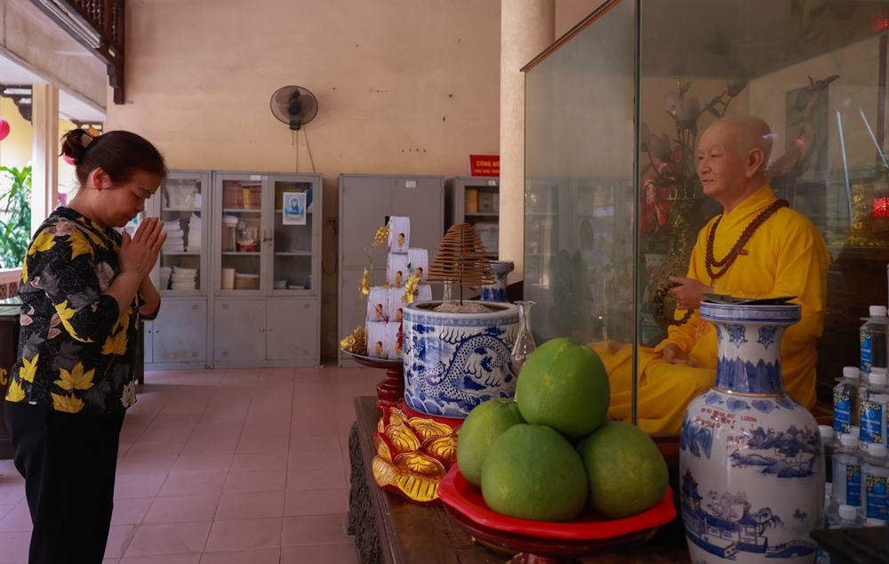 Ngay nay, chua Quan Su khong chi la diem den cua nguoi dan Thu do trong nhung dip le tet, ma con la noi khach thap phuong tu khap mien dat nuoc tim ve de le Phat, cau an, gui gam noi niem.