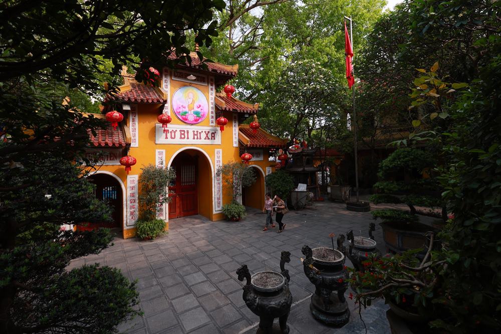 Chua Quan Su khong qua do so nhu nhieu dai tu khac, nhung lai mang ve dep trang nghiem, thanh tinh va hai hoa giua kien truc co truyen va hoi tho hien dai.