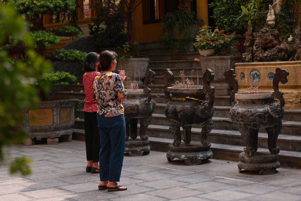 Buoc vao chua, ta nhu lac vao mot khong gian khac biet, noi huong tram lan toa, chuong mo ngan vang giua nhip song voi va cua pho thi.
