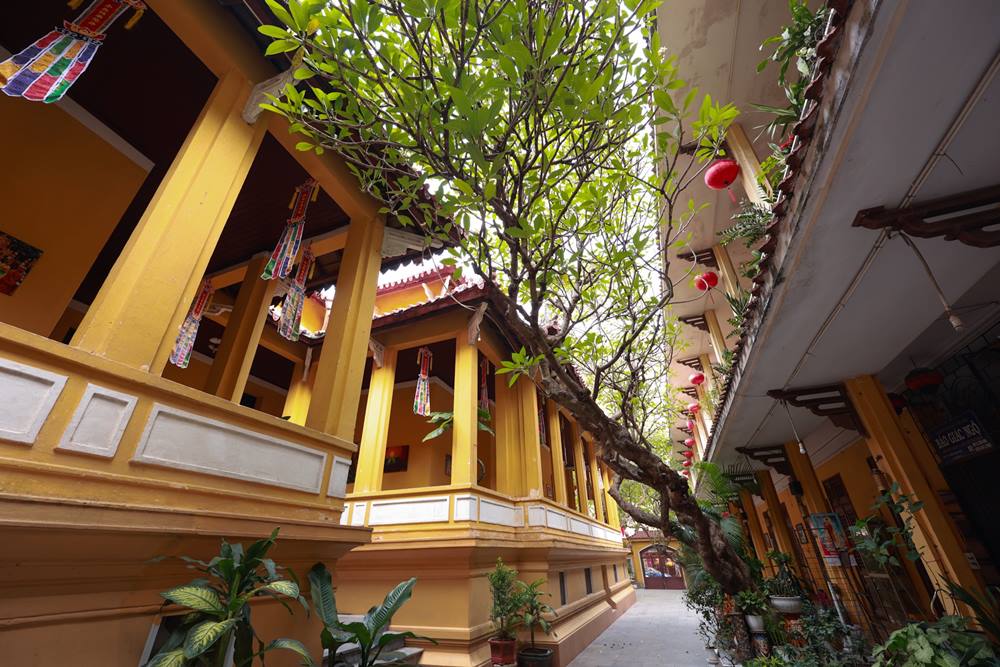 Chua con la mot trung tam van hoa Phat giao soi dong, noi to chuc cac hoat dong thien nguyen, lop hoc Phat phap, va chuong trinh nuoi duong dao duc, long tu bi cho gioi tre.