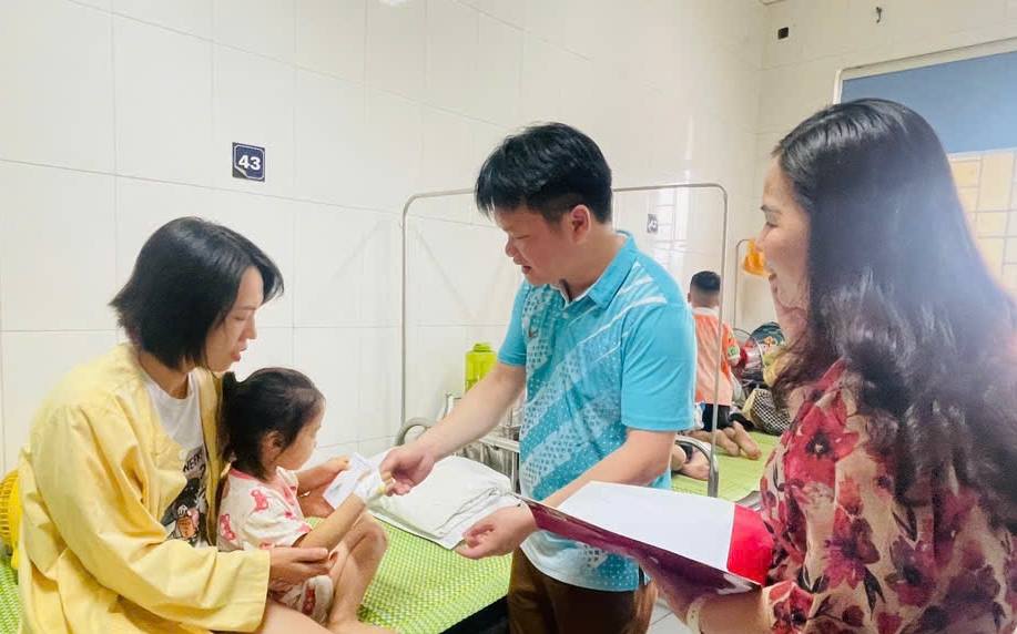 Lanh dao UBND thanh pho Cao Bang tham hoi va don vien cac chau hoc sinh nghi bi ngo doc thuc pham. Anh: UBND TP Cao Bang