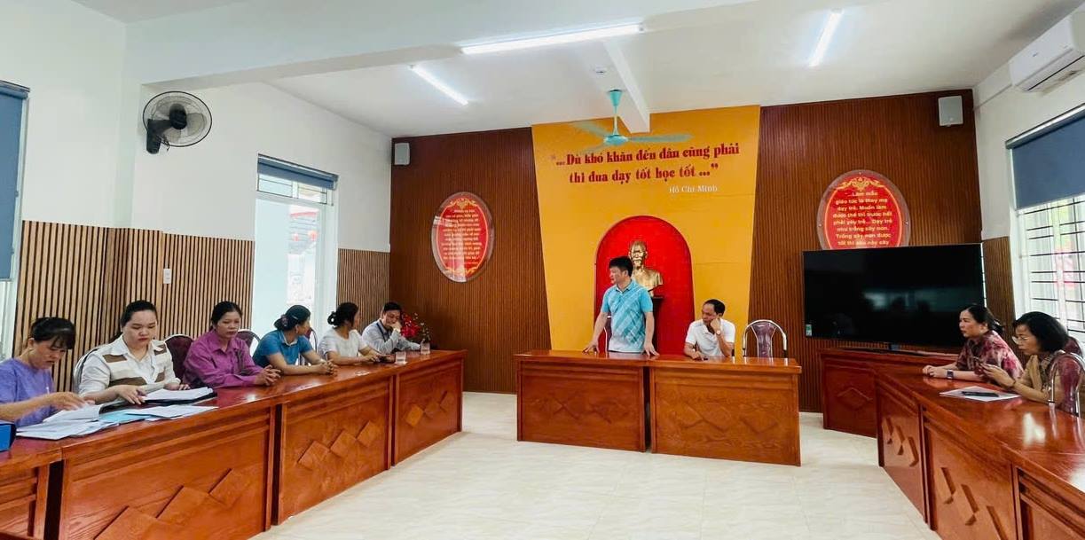 Doan cong tac cua thanh pho va Chi cuc an toan ve sinh thuc pham tinh lam viec voi Ban giam hieu truong Mam non Song Hien. Anh: UBND TP Cao Bang.