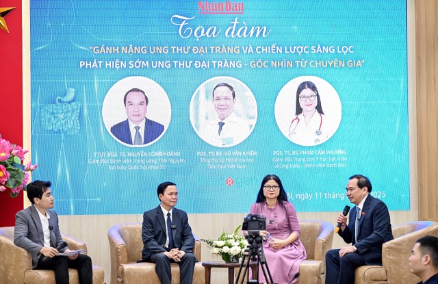 Cac chuyen gia tham du toa dam ung thu dai truc trang. Anh: Thanh Dat