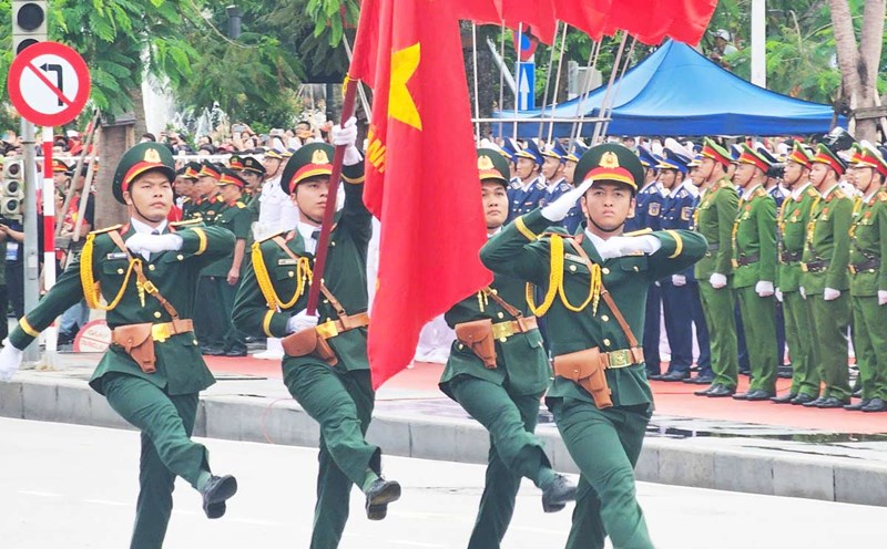 The program approved the team and parade en masse, celebrating the 70th anniversary of Hai Phong City Liberation Day. Photo: Doan Hung