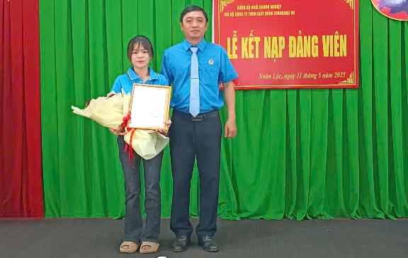 The Party Cell of Dona Standard Vietnam Shoes Co., Ltd. admitted 1 more Party member who is a direct production worker. Photo: Provided by the Union