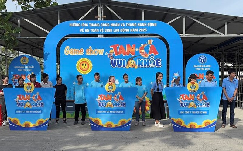 The game show "Tan Ca vui - Khoe" attracted a large number of workers to participate. Photo: Hoang Loc