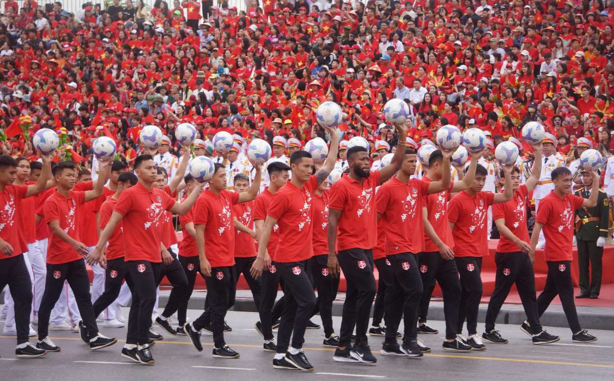 El arquero Dinh Trieu y su equipo participaron en la ceremonia de celebracion del 70 aniversario de la Liberacion de Hai Phong. Imagen de la mañana