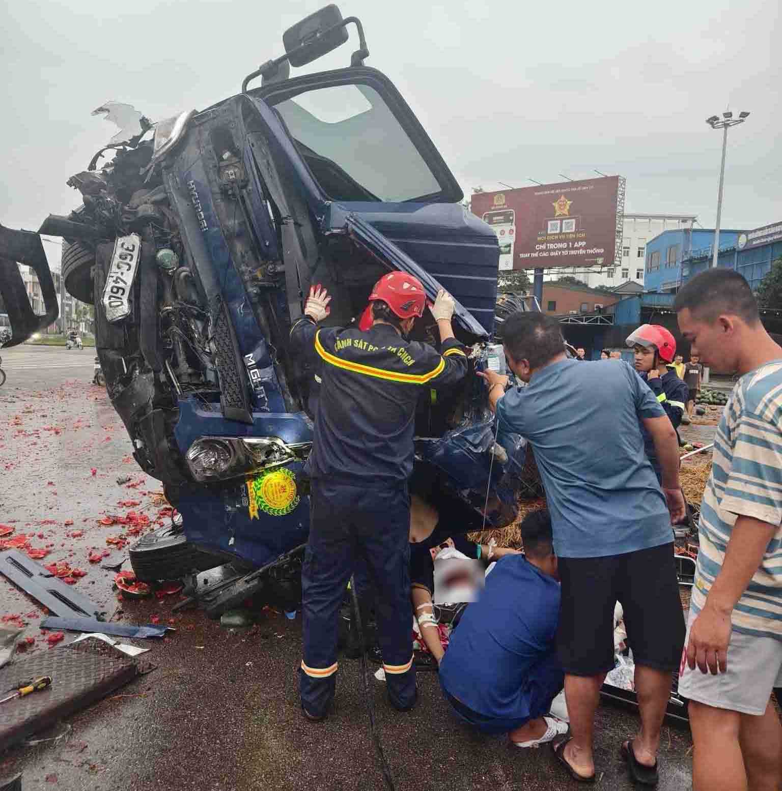 El conductor del camion que transportaba el melon fue rescatado por los residentes y los medicos de emergencia, pero fallecio en el hospital. Foto: El Pacto Nacional