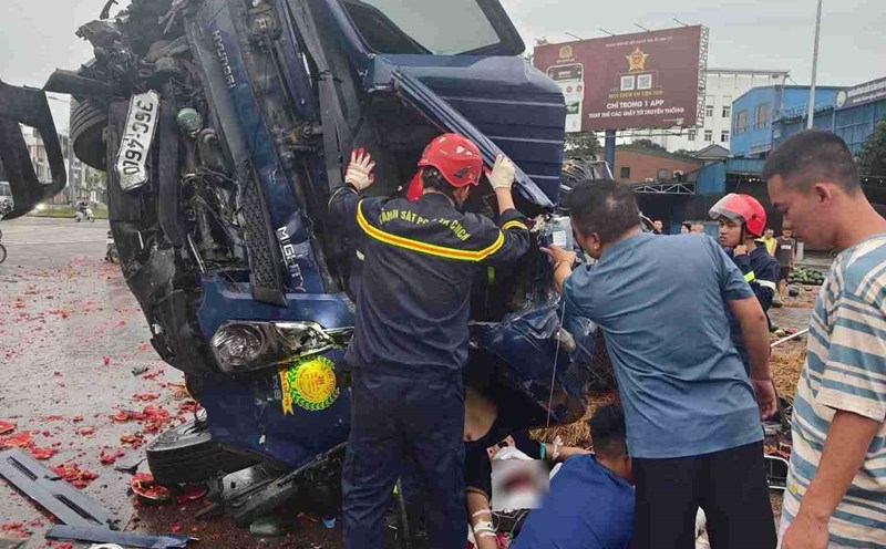 The driver carrying the watermelon was given emergency care by local people and health workers, but died at the hospital. Photo: Quoc Bao