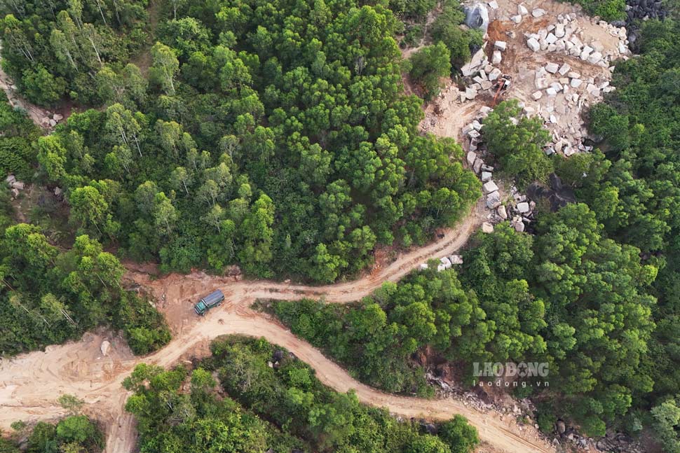La montaña Hon Cha (distrito de Tran Quang Dieu, provincia de Quy Nhon, Binh Dinh) cada dia es destrozada por piratas para su explotacion. Imagen de la pagina web de la Universidad de Hong Kong
