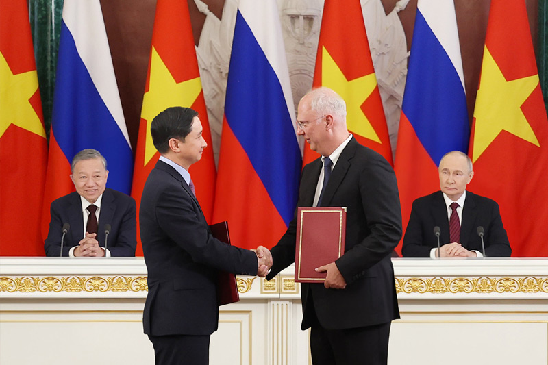 Ông Kirill Dmitriev, Đại diện đặc biệt của Tổng thống Nga về kinh tế và đầu tư nước ngoài, Tổng Giám đốc Quỹ Đầu tư Trực tiếp Nga (RDIF) đại diện phía Nga trao đổi văn kiện hợp tác với ông Ngô Chí Dũng, Chủ tịch kiêm Tổng Giám đốc Công ty Vaccine VNVC trước sự chứng kiến của Tổng thống Nga Putin và Tổng Bí thư Tô Lâm. Ảnh: Hoàng Thống Nhất