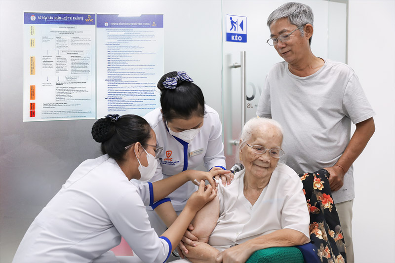 VNVC là hệ thống tiêm chủng hàng đầu Việt Nam với hơn 220 trung tâm tiêm chủng hiện đại trên khắp cả nước, luôn có đầy đủ vaccine, 100% bác sĩ, điều dưỡng trình độ cao, có chứng chỉ an toàn tiêm chủng. Ảnh: Mộc Thảo