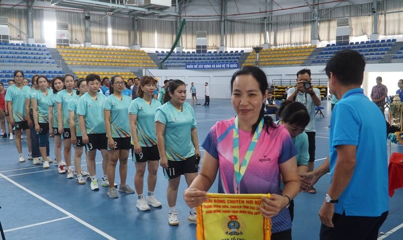 Trao giải cho đội nữ bóng chuyền hơi. Ảnh: Nhật Hồ