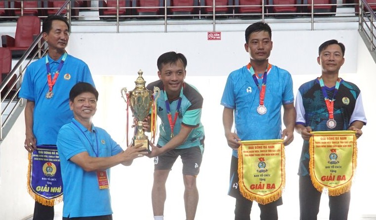 Phó chủ tịch thường trực LĐLĐ tỉnh Bạc Liêu Huỳnh Nguyễn Trúc Linh trao cúp cho độ bóng đá nam đoạt giải nhất. Ảnh: Nhật Hồ