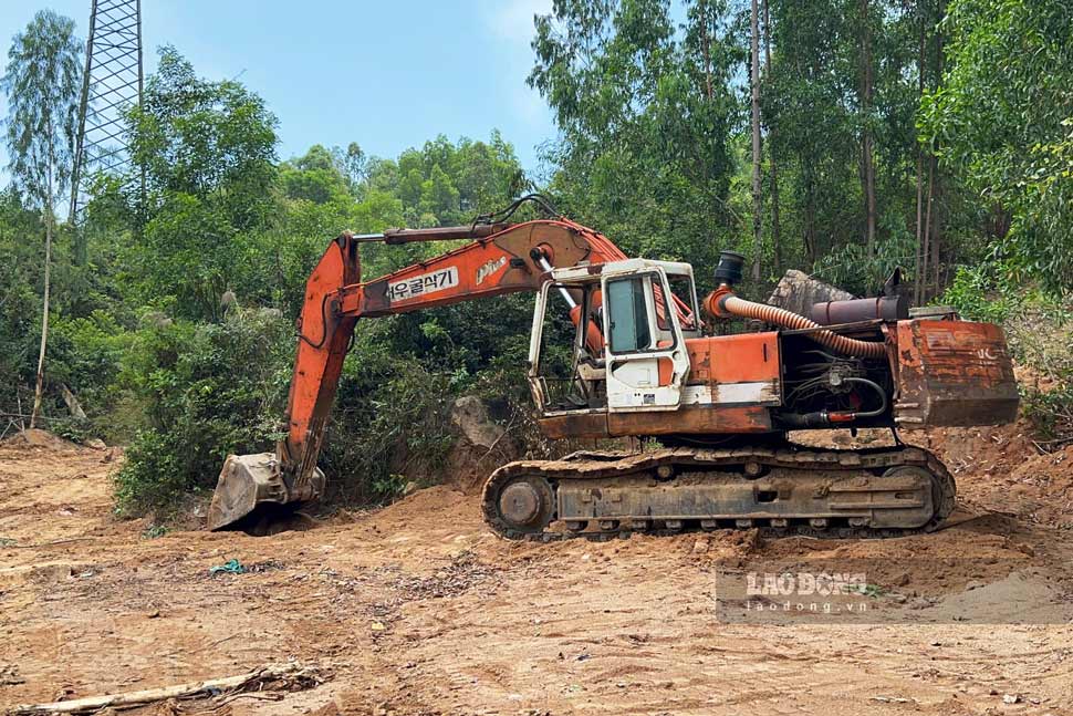 Phuong tien duoc dieu dong len nui de phuc vu hoat dong khai thac. Anh: Hoai Phuong
