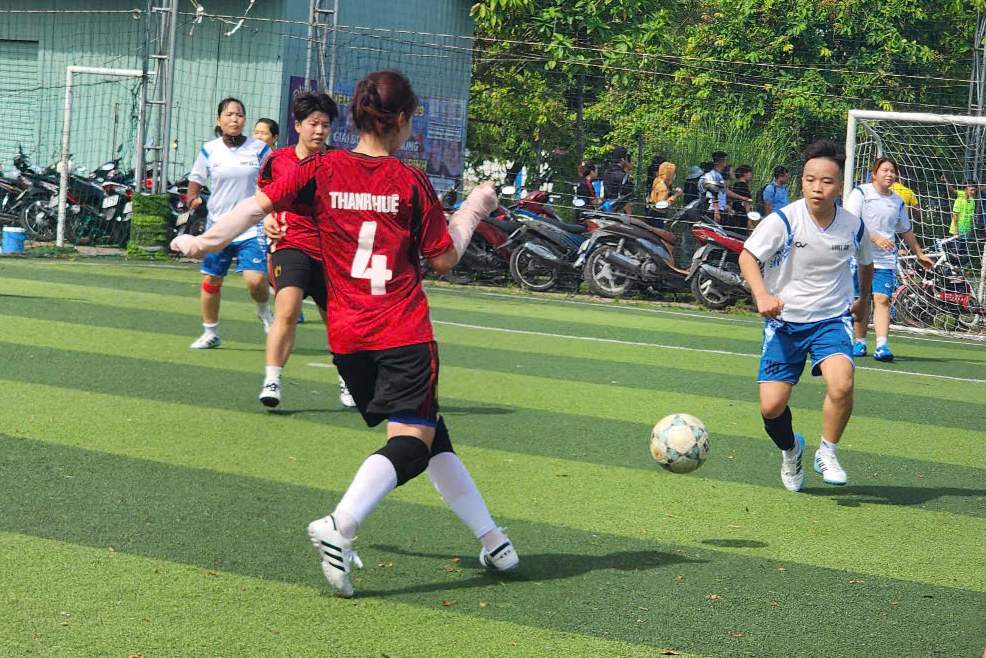Giai dau voi su tham gia cua 7 doi bong den tu cac to cong doan khac nhau trong cong ty. Anh: Vo Hien