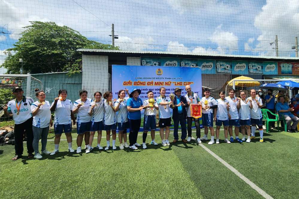 Lanh dao Cong doan cac khu cong nghiep tinh Hau Giang trao cup cho doi gianh giai Nhat. Anh: Vo Hien