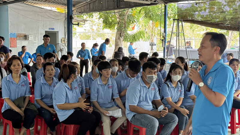More than 150 union officials, workers and laborers were informed about the new points of the Social Insurance in 2024. Photo: Hoang Loc