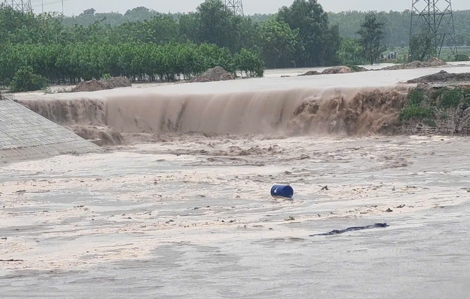 Las lluvias han elevado el nivel de agua en el canal de Cai en el Pacifico. Foto: Agencia de suministro