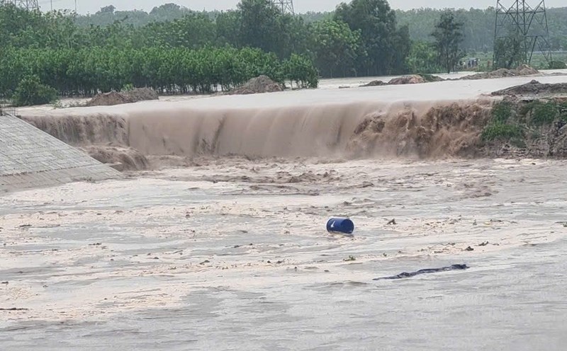 Heavy rain caused water to rise at the Cai stream project in Binh Duong. Photo: Provided by the authorities