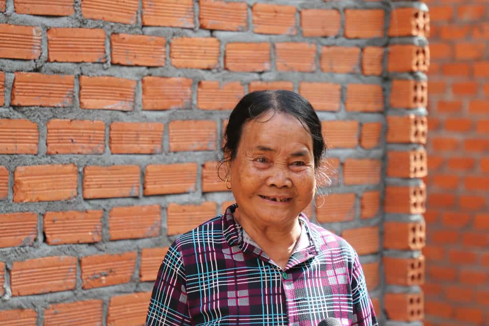 Bà Nguyễn Thị Thanh, vợ ông Lan cho biết, căn nhà mới sẽ giúp gia đình vươn lên. Ảnh: Bảo Lâm 